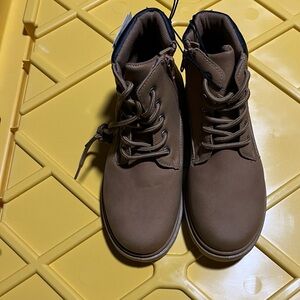 Kids Tan Lace-Up Boots with side zipper. Size 2 great for running around outside